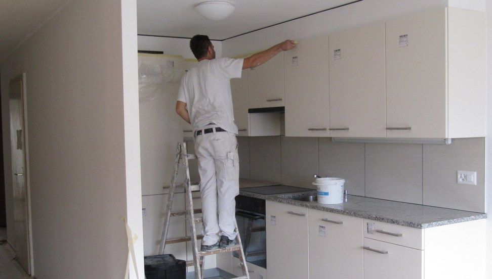 Pose d'une cuisine neuve dans un appartement habité à Clarens