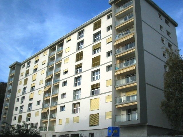 Immeuble Taux 2-4 à Montreux après rénovation, façade avec isolation périphérique et stores jaunes